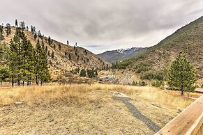 Lowman Outdoor Retreat: Walk to Hot Springs!