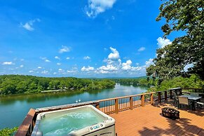 Hot Tub + Views: Waterfront Escape in Hot Springs