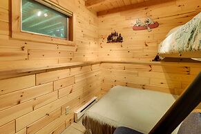 Lakes, Beaches, Pool, Golf, Trails: Michigan Cabin