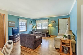 Mears Abode w/ Pool Access, Near Silver Lake!