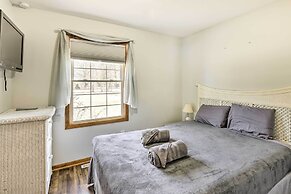 Mears Abode w/ Pool Access, Near Silver Lake!