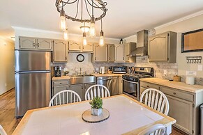 Mears Abode w/ Pool Access, Near Silver Lake!