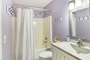 Mears Abode w/ Pool Access, Near Silver Lake!