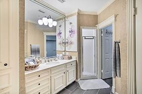 Han Solo's Hideout Luxe Houston Home w/ Pool!