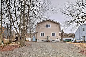Lakefront Poconos Vacation Rental w/ Deck