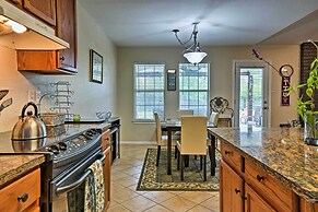 2 Mi to Lake Mcqueeny: Gem w/ Covered Patio
