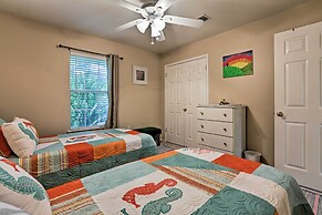 2 Mi to Lake Mcqueeny: Gem w/ Covered Patio