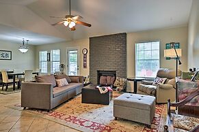 2 Mi to Lake Mcqueeny: Gem w/ Covered Patio