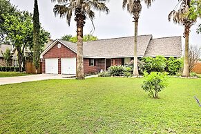 2 Mi to Lake Mcqueeny: Gem w/ Covered Patio