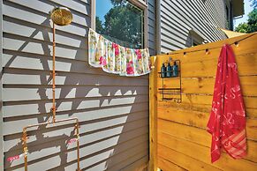 Walk to Downtown: Pet-friendly Millerton Home!