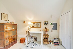 Walk to Downtown: Pet-friendly Millerton Home!