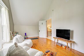 Walk to Downtown: Pet-friendly Millerton Home!