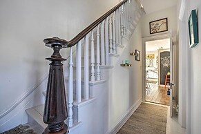 Walk to Downtown: Pet-friendly Millerton Home!