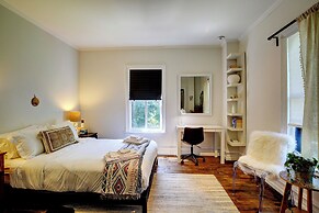 Walk to Downtown: Pet-friendly Millerton Home!