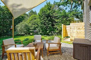 Walk to Downtown: Pet-friendly Millerton Home!