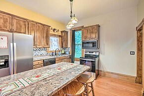 < 1 Mi to Downtown: Historic Dubuque Gem!
