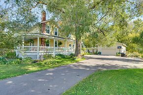 Quaint & Family-friendly Watertown Farmhouse!