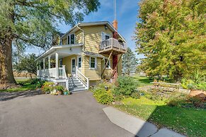 Quaint & Family-friendly Watertown Farmhouse!