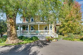 Quaint & Family-friendly Watertown Farmhouse!