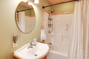 Deck, Gas Grill + Mtn Views: Sparta Cabin Stay!