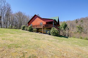Deck, Gas Grill + Mtn Views: Sparta Cabin Stay!