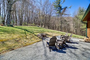 Deck, Gas Grill + Mtn Views: Sparta Cabin Stay!
