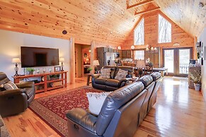 Deck, Gas Grill + Mtn Views: Sparta Cabin Stay!