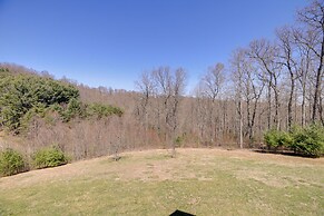 Deck, Gas Grill + Mtn Views: Sparta Cabin Stay!