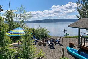 Relaxing Getaway On A Private Beach in Shelton!