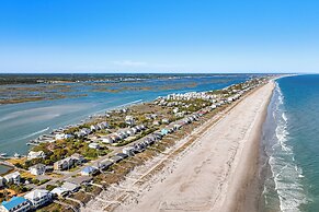 Oceanfront Gem w/ Rooftop Deck: Steps to Sand