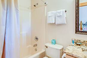 Quiet Gatlinburg Cabin w/ Lookout Decks & Hot Tub!