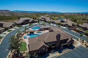 Sleek Home: Patio, Gas Grill & Access to Pool