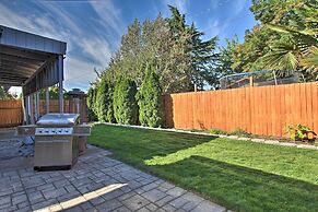 Hot Tub & Theater Room: Tropical Springfield Home