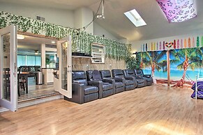 Hot Tub & Theater Room: Tropical Springfield Home
