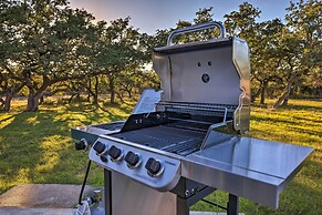 Quiet Haven w/ Hot Tub, 4 Mi to Canyon Lake!