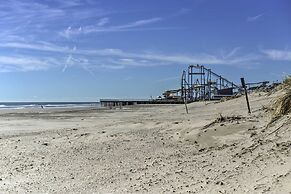 Spacious Wildwood Townhome w/ Covered Balcony