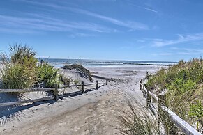 Spacious Wildwood Townhome w/ Covered Balcony