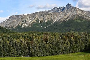 Spacious & Private Home w/ Lazy Mountain View