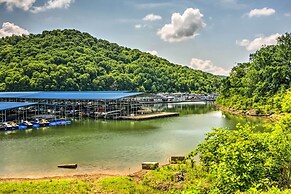 Center Hill Lake Rental: Steps to Hurricane Marina
