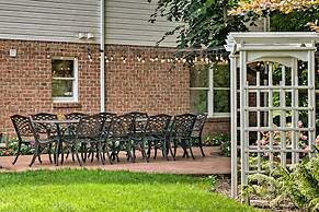 Charming Apartment w/ Yard & Beautiful Gardens!