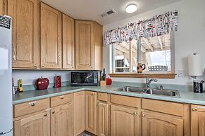 Pet-friendly Aurora House w/ Mountain Views!