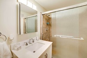 Walk to Walnut St: Shadyside House w/ Deck