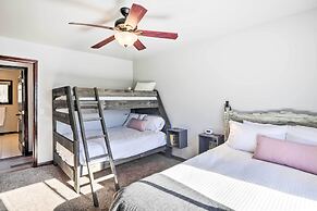 Spacious Fairplay Cabin w/ Views ~ 21 Mi to Breck!