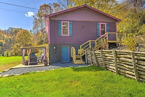 Pet-friendly Bakersville Cottage w/ Views!