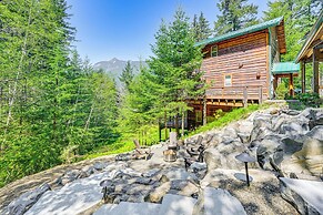 'grizzly Tower' Packwood Cabin w/ Hot Tub!