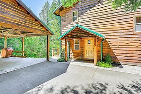 'grizzly Tower' Packwood Cabin w/ Hot Tub!