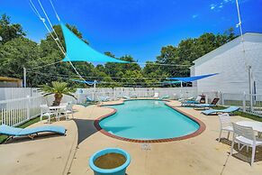 Walk to Beach: Gulfport Retreat w/ Patio