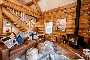 Remodeled Fairplay Log Cabin w/ Sauna + Loft!