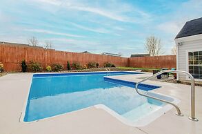 Fenced Yard & Ping-pong Table: Spacious Graham Gem
