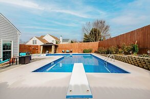 Fenced Yard & Ping-pong Table: Spacious Graham Gem